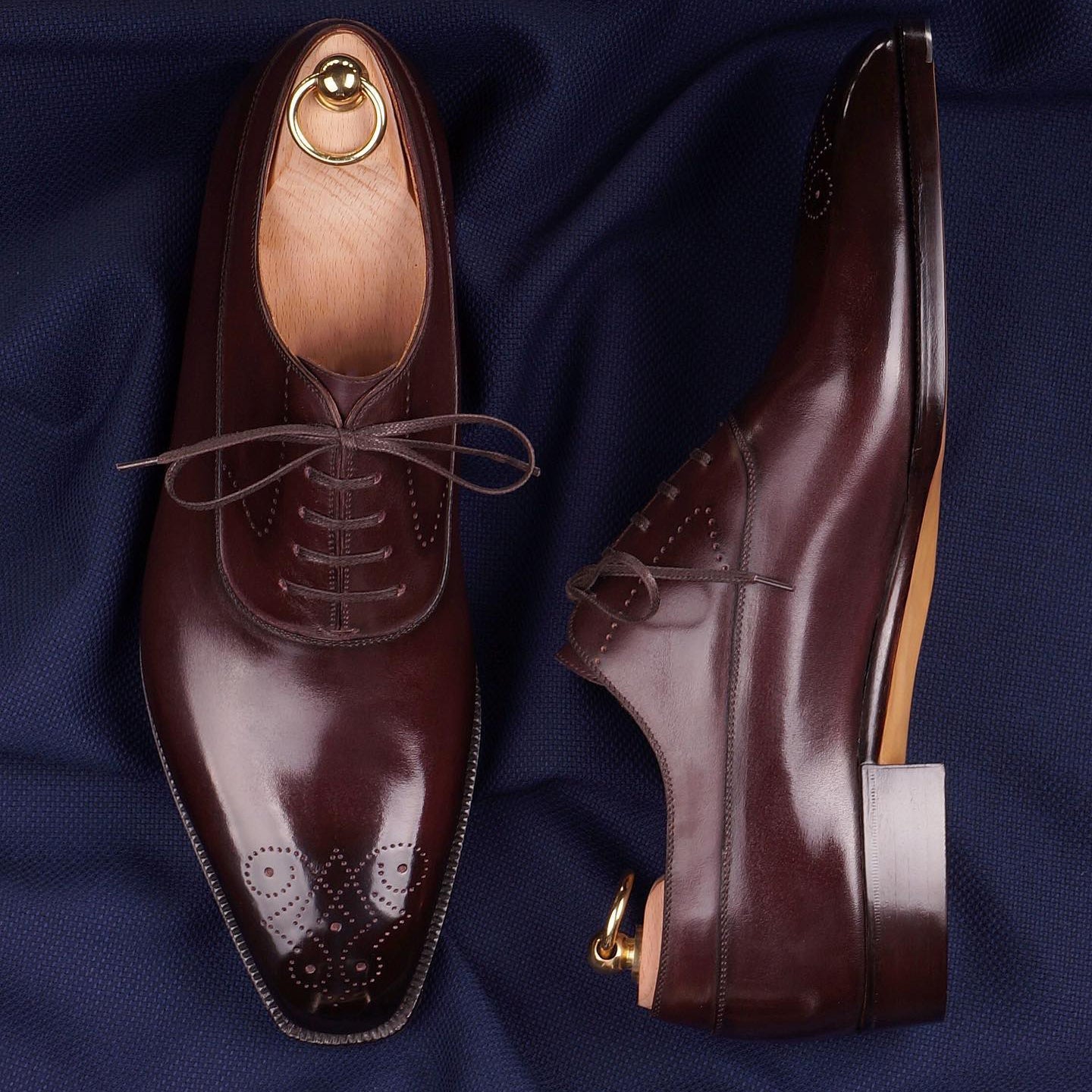 Floating medallions and swan neck decorative brogue oxfords